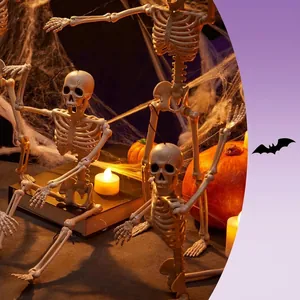 Λεπτομέρεια από ευκίνητους σκελετούς Halloween σε απόκοσμο σκηνικό