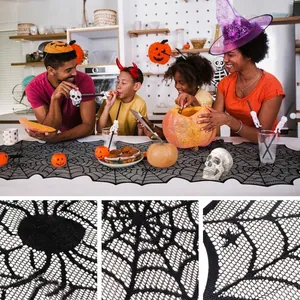 Vue détaillée d'un chemin de table en dentelle de toile d'araignée noire pour Halloween