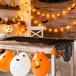Vue détaillée d'un chemin de table en dentelle toile d'araignée noire Halloween