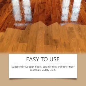 Contraste visual detallado que muestra la textura del suelo de madera pulido y opaco