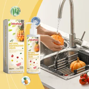 Natürliches pflanzliches Spülmittel für Obst und Gemüse, das in der Spüle gezeigt wird