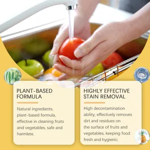 Detailansicht beim Waschen von frischem Obst mit pflanzlichem Obst- und Gemüsereiniger