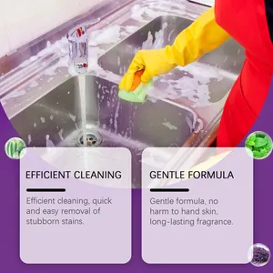 Détail d'un spray multi-usage nettoyant un évier en inox avec mousse pour éliminer les taches.