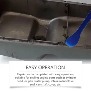 Nahaufnahme des blauen Applikators zum Auftragen von wasserfester Motordichtmasse auf Ölwanne