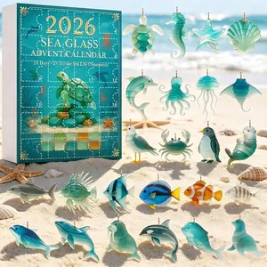 Calendario de Adviento 2026 Sea Glass con 24 adornos marinos en un fondo de playa soleada.