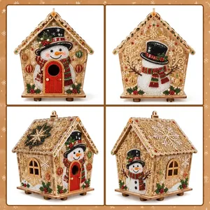 Vues détaillées d'une maison de Noël en bois DIY avec motif de bonhomme de neige
