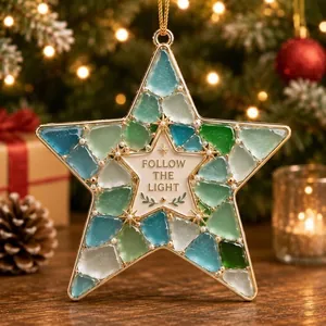 Dettaglio macro di un ornamento a stella in vetro di mare con 'FOLLOW THE LIGHT'