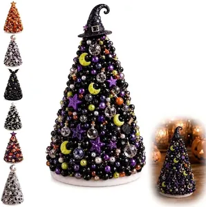 Vue détaillée d'un sapin de Noël en perles DIY avec chapeau de sorcière et des lunes