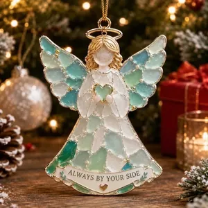 Dettaglio ravvicinato di un angelo di Natale decorativo con ali in vetro di mare