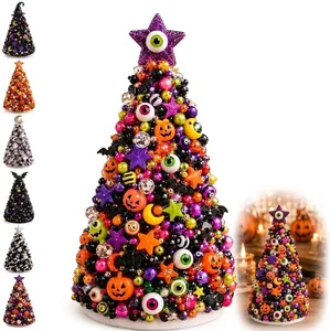 Détail de l'arbre de Noël d'Halloween perlé DIY avec citrouilles et ornements d'yeux
