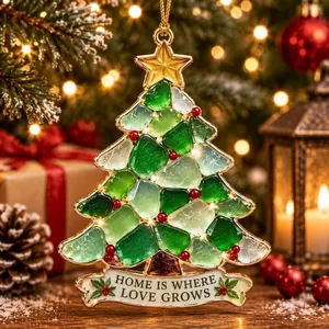 Dettaglio di un ornamento per albero di Natale in vetro marino con citazione decorativa