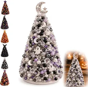 Vue détaillée d'un sapin de Noël en perles DIY avec des breloques fantômes blanches et violettes