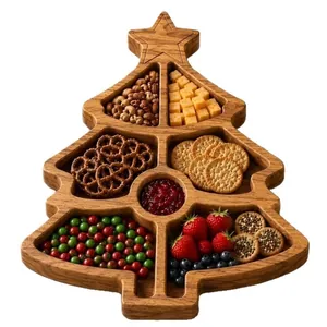 Feestelijk houten verdeeld dienblad in de vorm van een kerstboom voor kersthapjes