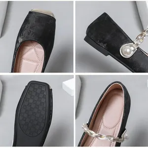 Detail-Collage von französischen Mary Jane Flats mit Karree-Zehe und eleganter Perlen-Schnalle