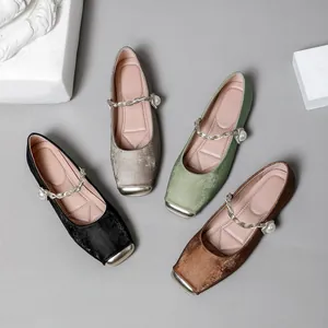 Französische flache Mary Jane Schuhe in vier Farben mit eleganten Perlenriemen und Karree