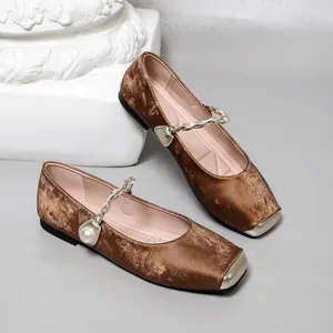 Elegante braune Samt-Mary-Jane-Ballerinas mit Metallkappe und Perlenriemen-Detail