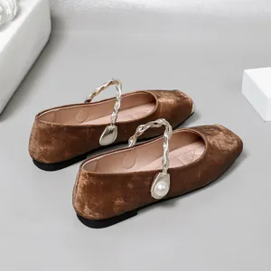 Detailansicht braune Samt-Ballerinas mit geflochtenem Perlenriemen und weicher Sohle