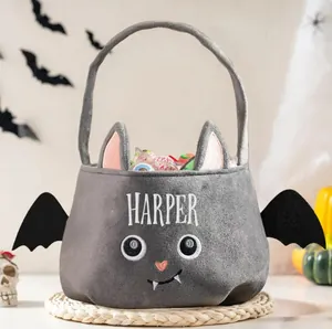 Dettaglio di un sacchetto di caramelle di Halloween in peluche grigio con ricamo Harper