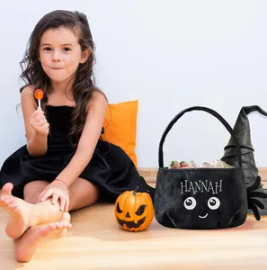 Cesto per caramelle di Halloween in peluche con nome Hannah accanto a una zucca
