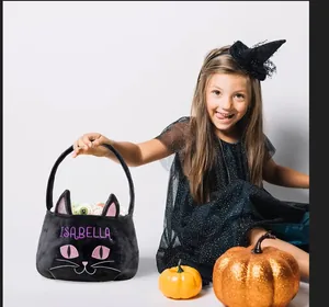 Vista dettagliata di un cesto di caramelle di Halloween personalizzato a forma di gatto nero