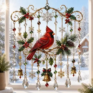 Vista detallada de adorno navideño artesanal para ventana con cardenal y cristales