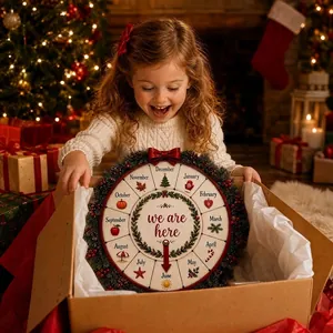 Une fillette ouvrant un coffret cadeau avec une roue de compte à rebours de Noël