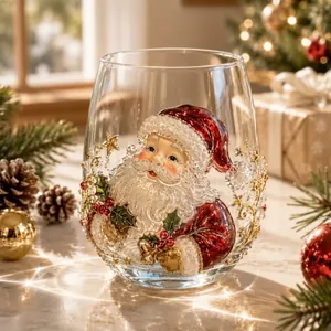 Detalle de cerca del relieve artístico de Papá Noel 3D en una copa de cristal navideña
