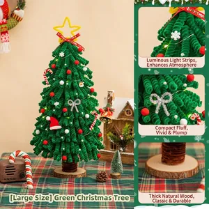 Vista dettagliata dell'albero di Natale fai-da-te con scovolini e luci a LED integrate.