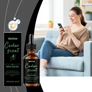 JAKEHOE Cedar Scent Diffusoröl 60ml Glasflasche mit Verpackung und Lifestyle-Hintergrund