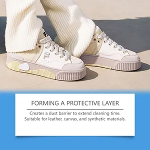 Gros plan de baskets blanches avec une couche de protection contre la poussière.