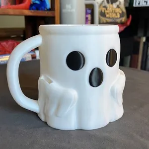 Vista detallada de una taza de cerámica 3D con forma de fantasma para Halloween