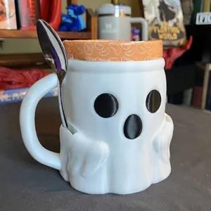 Primer plano detallado de una taza de helado de fantasma 3D blanca con cuchara