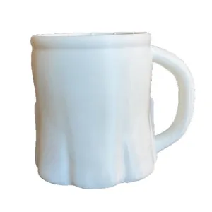 Vista detallada de la taza de helado de cerámica blanca con forma de fantasma 3D para Halloween