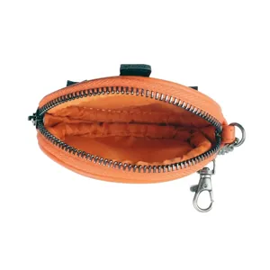 Primer plano del mini monedero de calabaza naranja abierto con cremallera negra y clip metálico