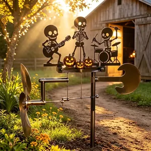 Détail d'une éolienne cinétique d'Halloween en métal avec groupe de squelettes