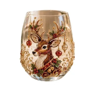 Exquisita taza de vidrio de Navidad con ciervo en relieve 3D y adornos navideños.