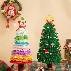 Grande albero di Natale fatto a mano in scovolini con luci LED e decori festivi