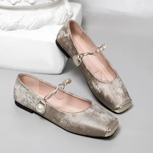 Elegante champagnerfarbene Samt-Mary-Janes mit goldener Karree-Spitze und Perle.