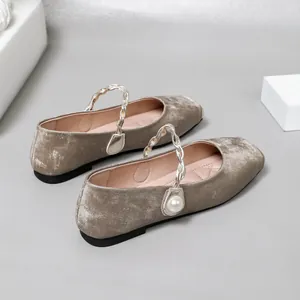 Detailansicht der champagnerfarbenen Samt-Ballerinas mit Perlenriemen und weicher Sohle