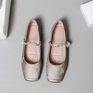 Draufsicht auf champagnerfarbene Mary Jane Ballerinas mit eleganten Perlenkettenriemen