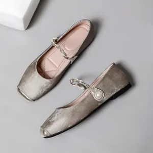 Französische flache Mary Jane Ballerinas in Champagner-Metallic mit Perlenriemen