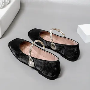 Detailansicht der schwarzen Mary Jane Ballerinas aus Samt mit Perlenakzent und goldener Kordel