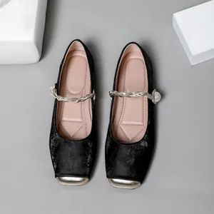 Draufsicht-Detail von schwarzen Mary Jane Ballerinas mit eleganter Perlenkette-Riemen