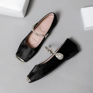 Elegante schwarze Mary Janes aus Samt mit Metallkappe und Perlenketten-Detail.