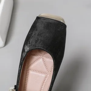 Detailansicht der quadratischen Zehenkappe und der gesteppten Innensohle eines schwarzen Ballerinas