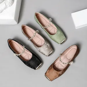 Detaillierte Ansicht von vier Farben französischer Mary-Jane-Flats mit Perlenkettenriemen.