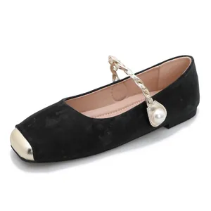 Elegante schwarze Mary Jane Flats aus Samt mit goldener Kappe und Perlenriemen-Detail.