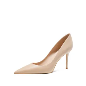 Elegante zapato de salón beige de punta fina con tacón de aguja y acabado en piel