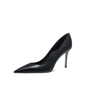 Elegante zapato de salón negro de punta con tacón de aguja y acabado mate
