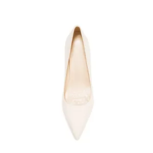 Primer plano superior de elegantes zapatos crema de punta con plantillas cómodas